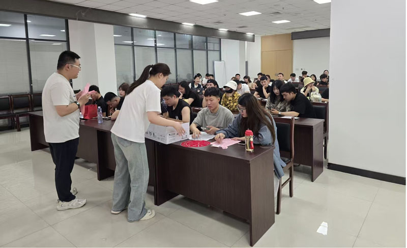 甜蜜登記遇上“職業(yè)畫像”：小問卷里的大關注